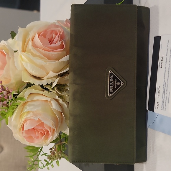 Authentic Prada Tessuto wallet with authenticity card - Picture 1 of 11